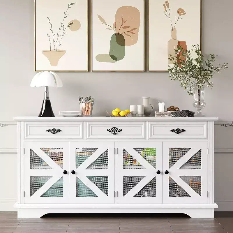 Credenza a Buffet da 63" con 3 Cassetti, Ripiani Regolabili, Stazione di Ricarica e 4 Ante a Scomparsa a Rete