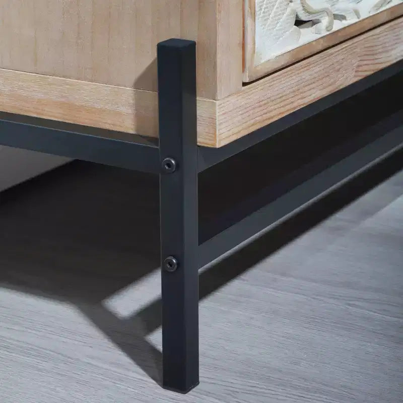Mobiletto in Legno e Metallo con Ante Intagliate 150 x 86 cm