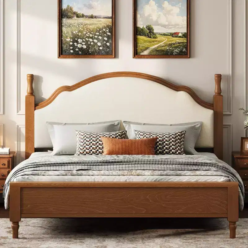 Letto a piattaforma in legno con testiera curva imbottita, pino e MDF