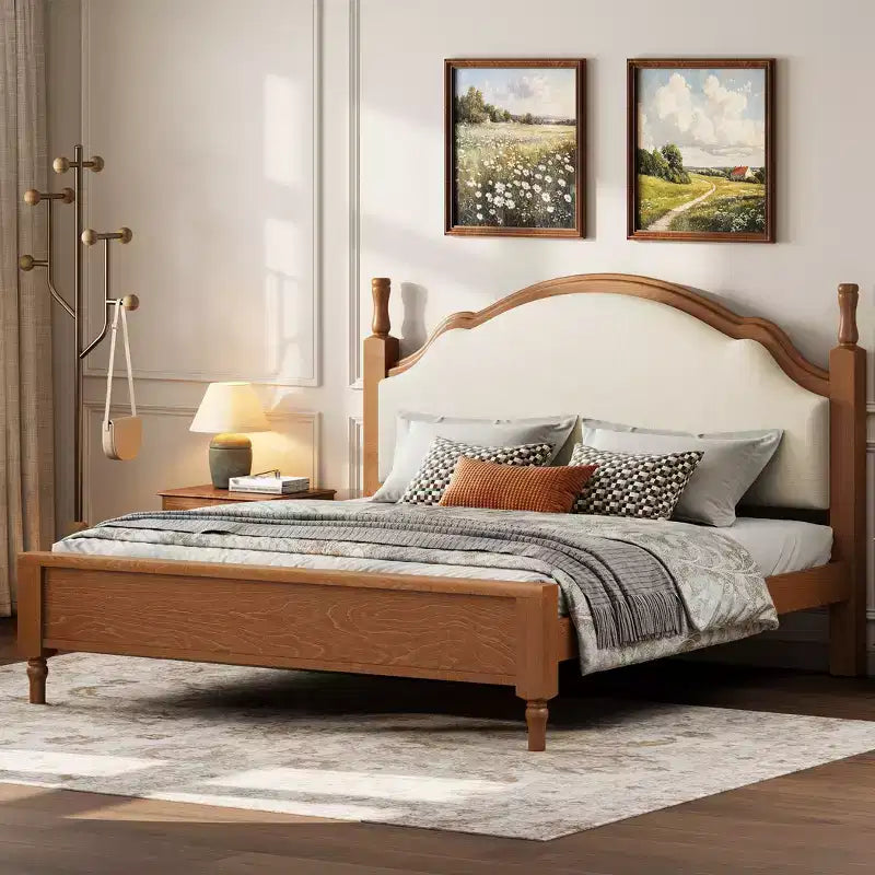 Letto a piattaforma in legno con testiera curva imbottita, pino e MDF