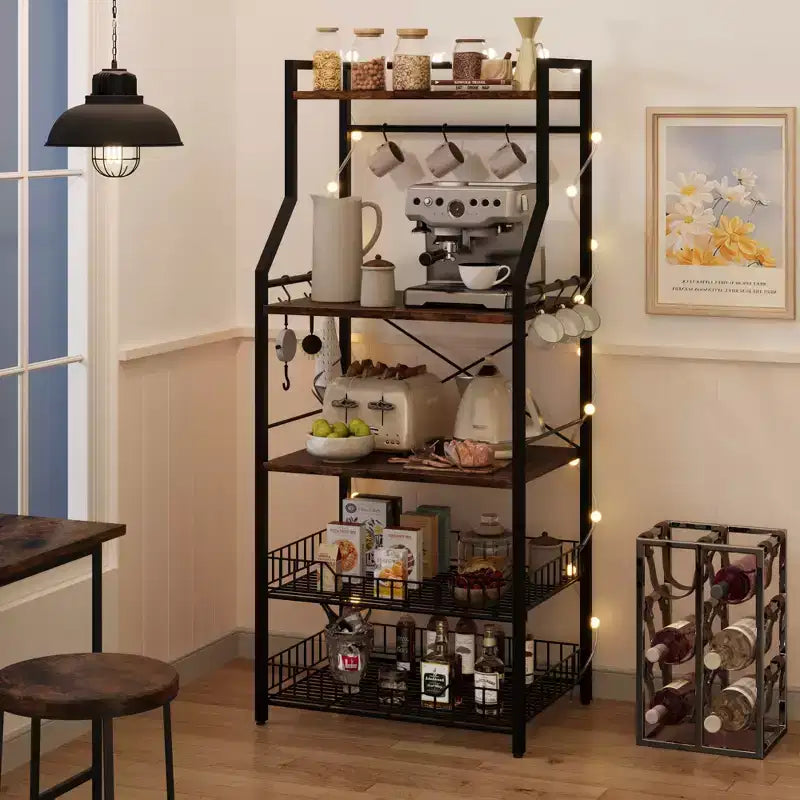Scaffale da Cucina Industriale a 5 Ripiani con 2 Cesti in Filo e 8 Ganci, Supporto da Forno a Microonde Indipendente Salvaspazio e Stazione Caffè