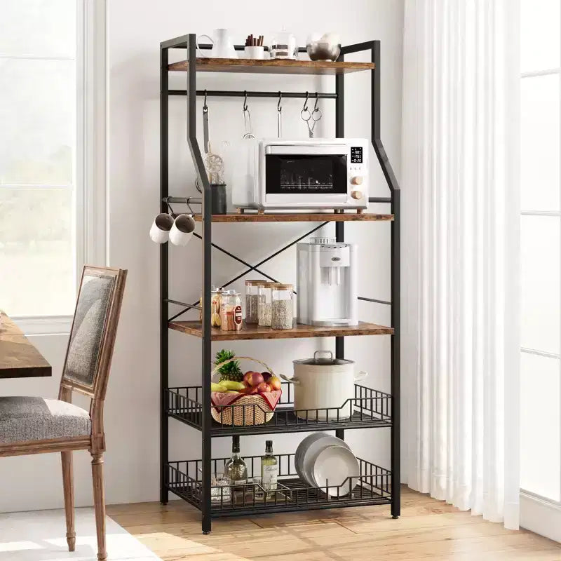 Scaffale da Cucina Industriale a 5 Ripiani con 2 Cesti in Filo e 8 Ganci, Supporto da Forno a Microonde Indipendente Salvaspazio e Stazione Caffè