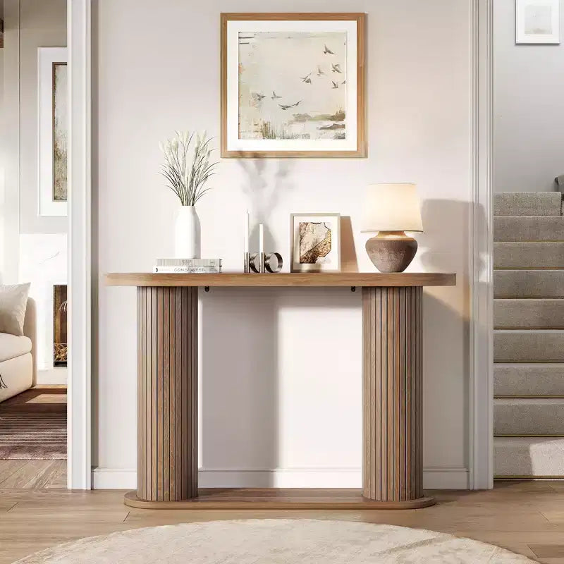 Tavolino moderno ovale scanalato per ingresso 108 cm, Tavolo stretto da divano con ripiano portaoggetti per soggiorno e dietro il divano