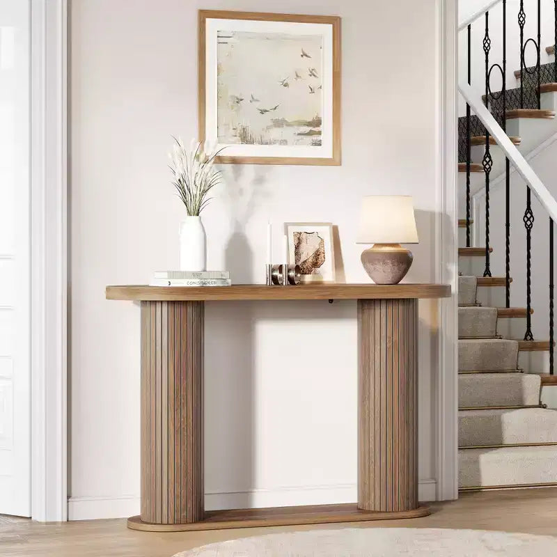 Tavolino moderno ovale scanalato per ingresso 108 cm, Tavolo stretto da divano con ripiano portaoggetti per soggiorno e dietro il divano