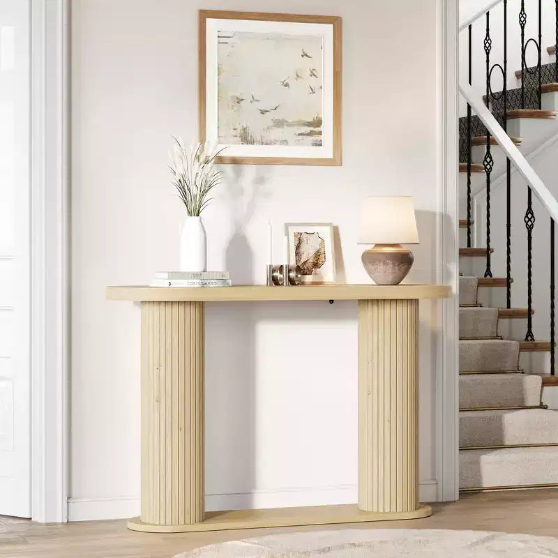 Tavolino moderno ovale scanalato per ingresso 108 cm, Tavolo stretto da divano con ripiano portaoggetti per soggiorno e dietro il divano