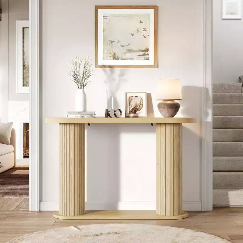 Tavolino moderno ovale scanalato per ingresso 108 cm, Tavolo stretto da divano con ripiano portaoggetti per soggiorno e dietro il divano