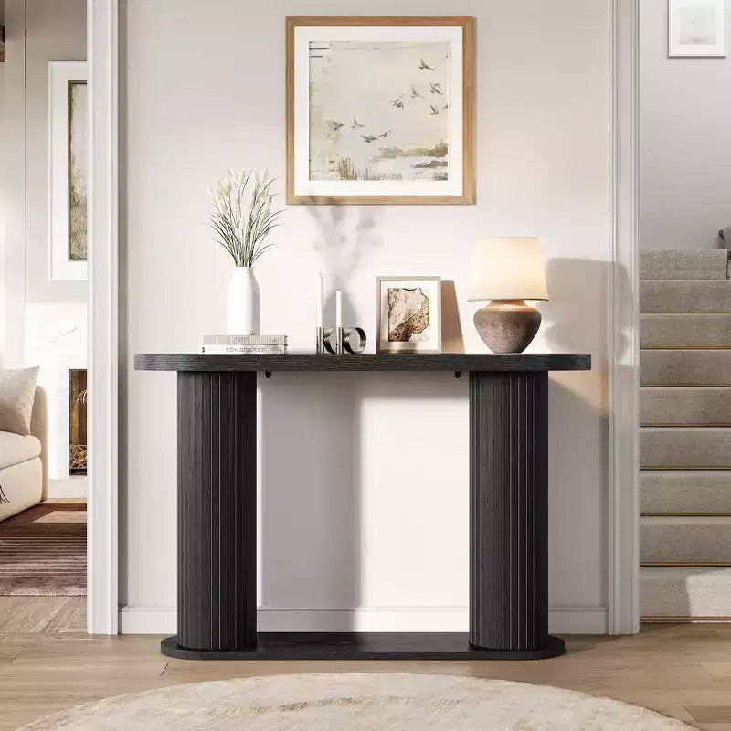 Tavolino moderno ovale scanalato per ingresso 108 cm, Tavolo stretto da divano con ripiano portaoggetti per soggiorno e dietro il divano