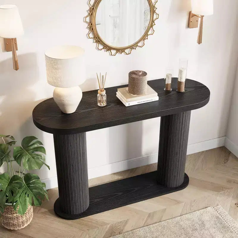 Tavolino moderno ovale scanalato per ingresso 108 cm, Tavolo stretto da divano con ripiano portaoggetti per soggiorno e dietro il divano