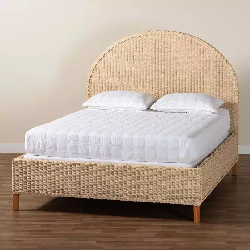 Letto a piattaforma matrimoniale in rattan con testiera a mezzaluna, rattan sbiancato dal sole