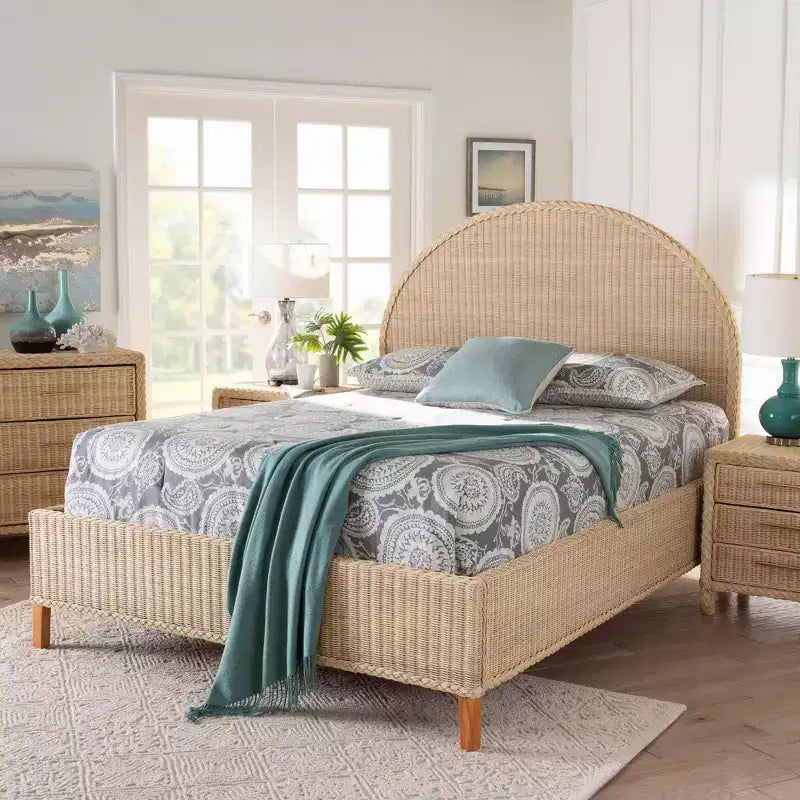 Letto a piattaforma matrimoniale in rattan con testiera a mezzaluna, rattan sbiancato dal sole