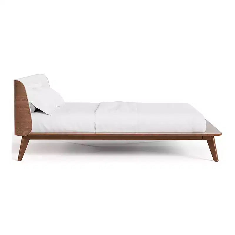 Letto matrimoniale con struttura bassa e testiera ricurva in tessuto bouclé, color noce