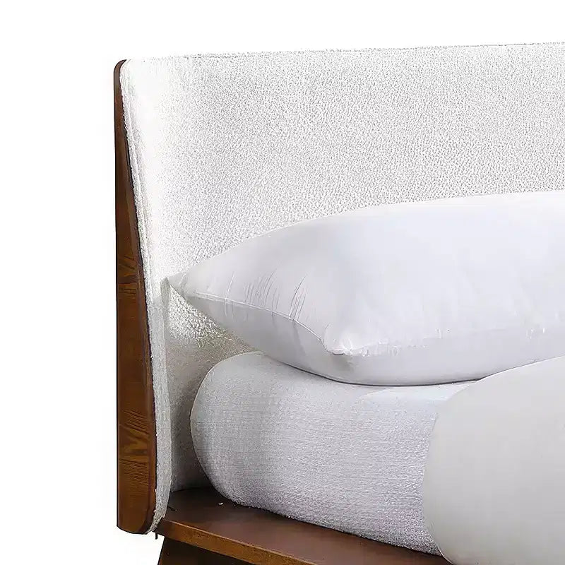 Letto matrimoniale con struttura bassa e testiera ricurva in tessuto bouclé, color noce