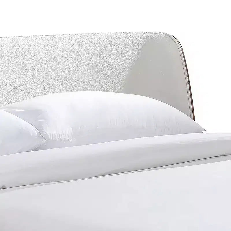 Letto matrimoniale con struttura bassa e testiera ricurva in tessuto bouclé, color noce