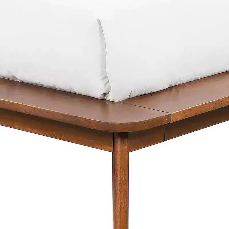 Letto matrimoniale con struttura bassa e testiera ricurva in tessuto bouclé, color noce